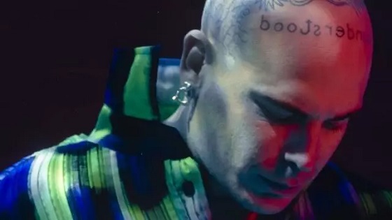 Foto in primo piano di Gemitaiz